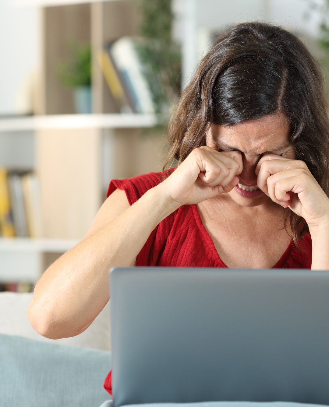 Persona ante computadora rascandose los ojos